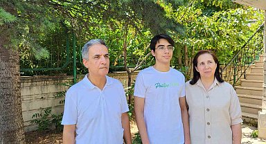 Bahçeşehir Koleji İzmir 50. Yıl Kampüsü öğrencisi Mehmet Sarak, YKS İngilizce birincisi oldu