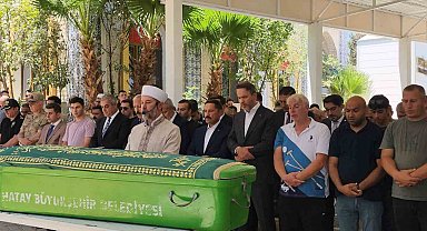 Bakan Bayraktar teyzesini son yolculuğuna uğurladı