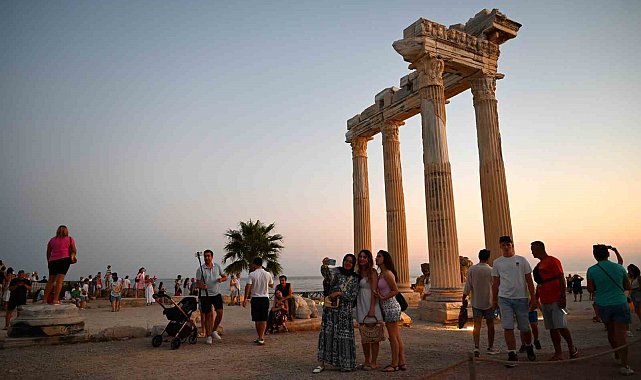 Bakan Ersoy: "19 Temmuz'da Antalya ve Gazipaşa havalimanlarımızdan 102 bin 6 yabancı ziyaretçi girişi gerçekleşti"