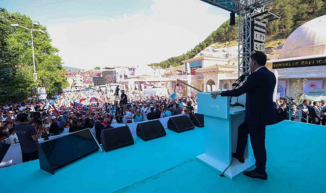 Bakan Kurum: "Bugün bir yandan deprem bölgesinde 250 bin konutu teslim edip, 453 bin hedefine koşarken, diğer taraftan 81 ilimizde on binlerce projeyi yapabilen büyük ve güçlü bir Türkiye var"