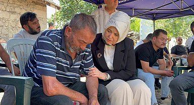 Bakan Yardımcısı Yenigün, şehidin babasına ve eşine başsağlığı diledi