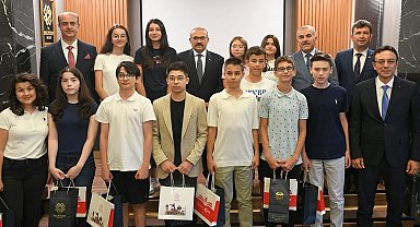 Balıkesir Valisi Ustaoğlu, LGS şampiyonları ödüllendirildi