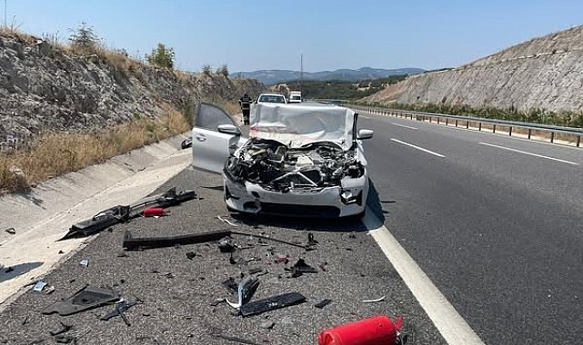 Balıkesir'de otomobil önünde giden kamyonete çarptı; 2 yaralı