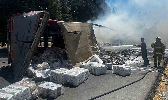 Balıkesir'de trafik kazası sonrası yanan tır, ot yangını çıkardı: 1 yaralı