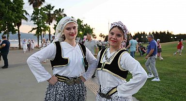 Balkan halk dansları İzmit sokaklarını şölene çevirdi