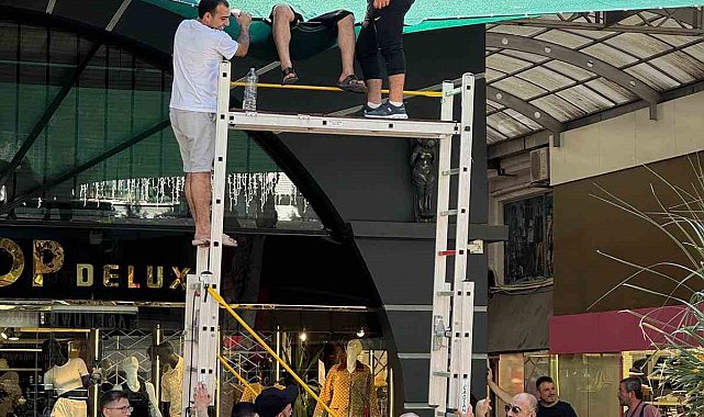 Balkondan düştü, tente hayatını kurtardı