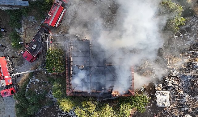 Banyo sobasından çıkan yangın evi küle çevirdi