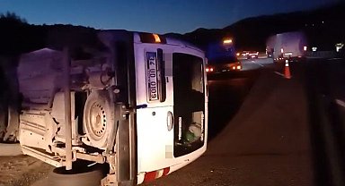 Bariyerlere çarpan araç yan yattı