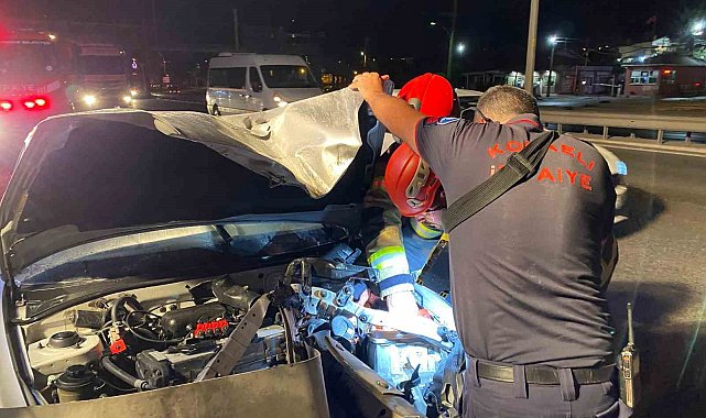 Bariyerlere saplanan otomobilden burnu kanamadan çıktı
