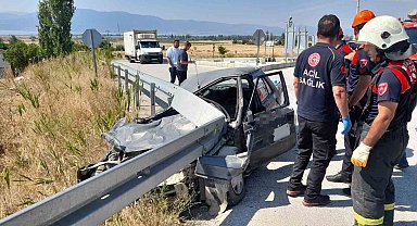 Bariyerlere saplanıp hurdaya dönen araç sürücüsü yaralandı