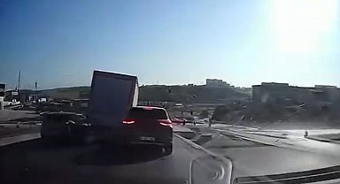 Başakşehir'de 10 aracın karıştığı zincirleme kaza kamerada