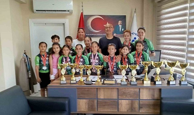 Başarılı bisikletçilerden ilçe müdürüne ziyaret