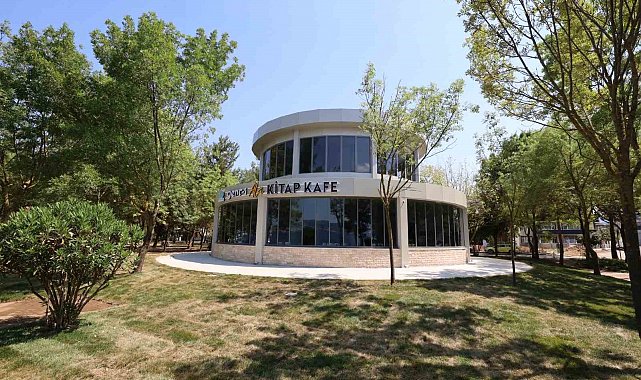 Başiskele Sahili'ne kitap kafe açıldı