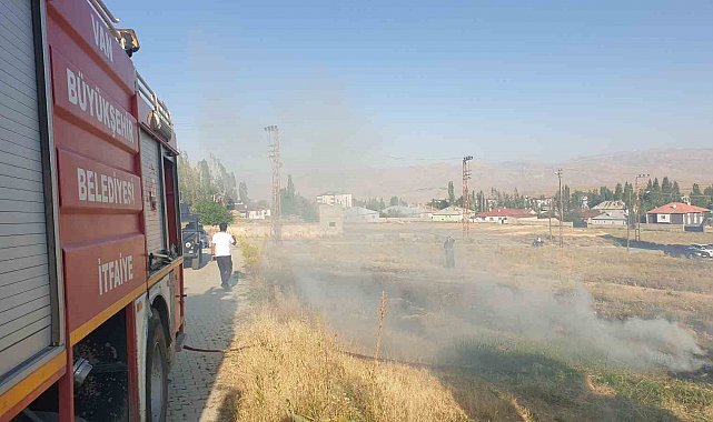 Başkale'de anız yangını