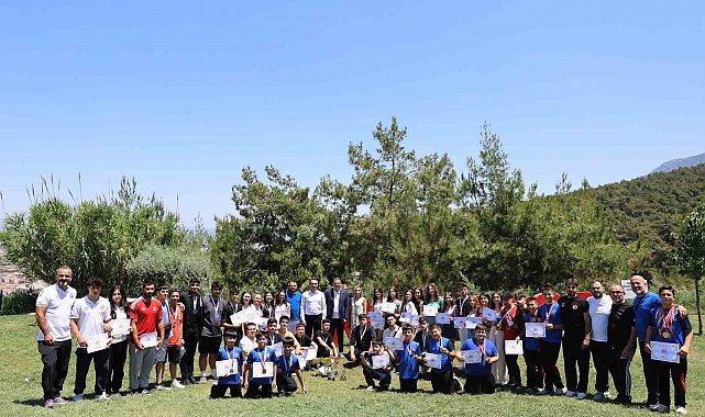 Başkan Balaban şampiyon sporcuları kutladı