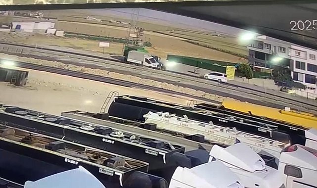 Batman'da kamyonet ile traktörün çarpıştığı kaza kamerada