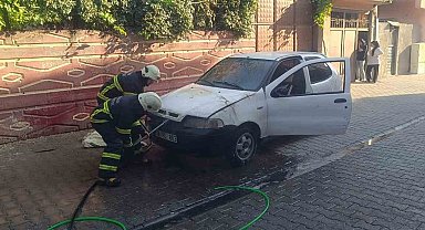 Batman'da park halindeki otomobil alev aldı