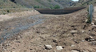 Bayburt Suludere köyündeki tersip bendinde temizlik çalışmaları tamamlandı