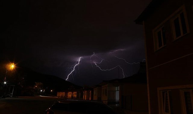 Bayburt'ta gök gürültülü kuvvetli sağanak yağış bekleniyor