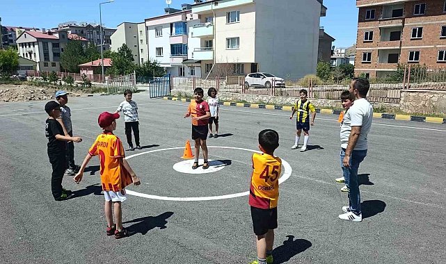 Bayburt'ta öğrenciler robotik ve futbol kurslarıyla hem eğleniyor hem öğreniyor