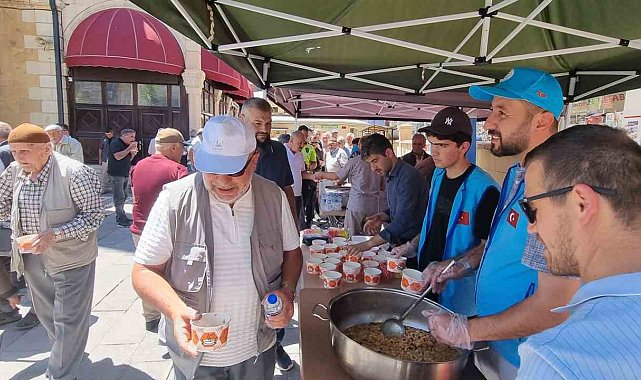 Bayburt'ta vatandaşlara aşure ikram edildi