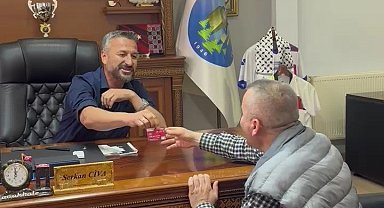 Belediye Başkanı maaş kartını vatandaşa verdi
