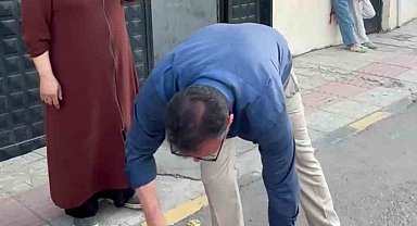 Belediye başkanı sokağı süpüren kadının elinden süpürgeyi alıp kendi süpürdü