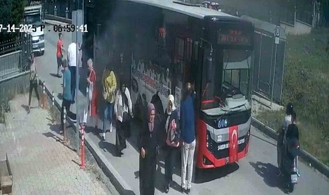Belediye otobüsü alev aldı, yolcular panikle kaçıştı: O anlar kamerada