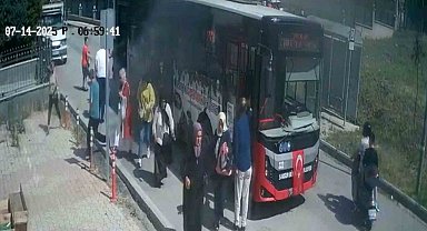 Belediye otobüsü alev aldı, yolcular panikle kaçıştı: O anlar kamerada