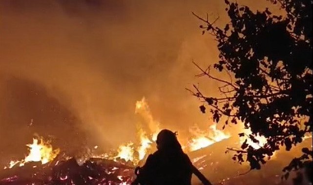 Besni'de iki katlı evde yangın paniği