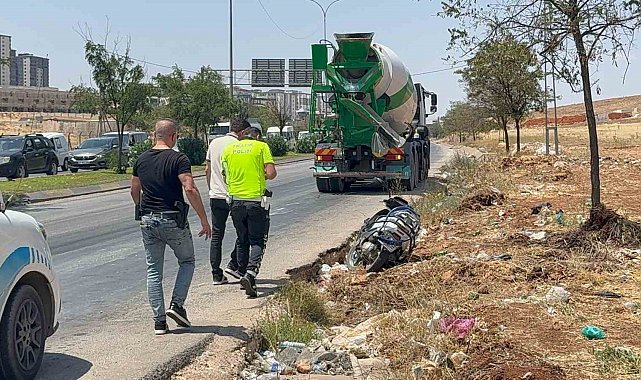 Beton mikserinin altında kalan motosikletteki kadın öldü, oğlu yaralandı
