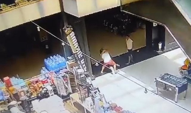 Beylikdüzü'nde bir AVM'de iki esnaf arasında çıkan kavga güvenlik kamerasında