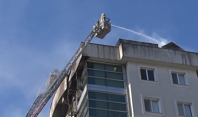 Beylikdüzü'nde korkutan çatı yangını: İki daire kullanılamaz hale geldi