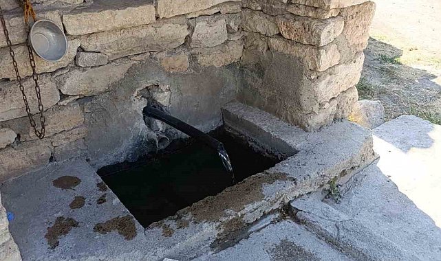 Beyşehir'de yeniden akmaya başlayan çeşme mahalle sakinlerinin yüzünü güldürdü