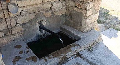 Beyşehir'de yeniden akmaya başlayan çeşme mahalle sakinlerinin yüzünü güldürdü