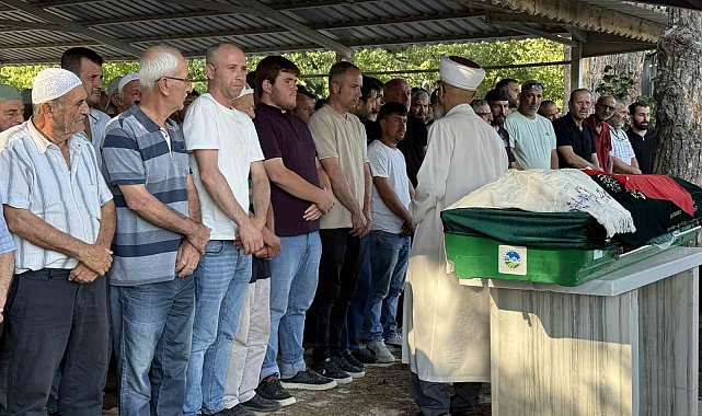 Bıçaklanarak öldürülen 21 yaşındaki genç memleketi Sakarya'da defnedildi