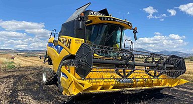 Biçerdöver elektrik hattına çarptı, çıkan kıvılcımlar 13 dönüm buğdayı küle çevirdi