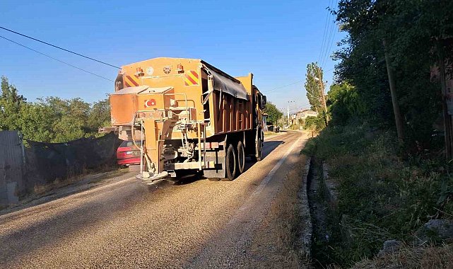 Bilecik'te eriyen asfalta karşı karayollarında kumlama çalışması