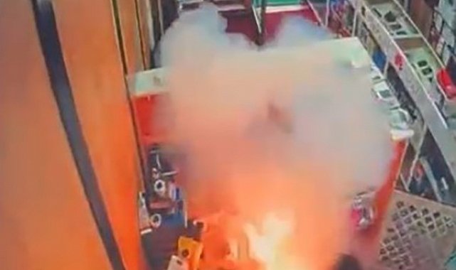 Bingöl'de cep telefonu bataryası bir anda patladı: O anlar güvenlik kamerasında