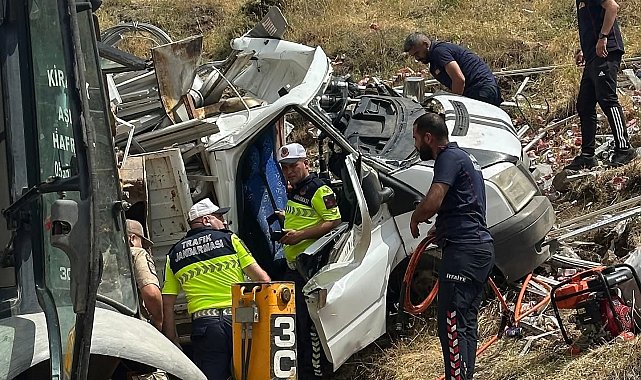 Hurda yüklü pikap devrildi: 1 yaralı