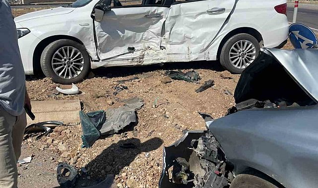 Bingöl'de otomobiller çarpıştı: 2 yaralı