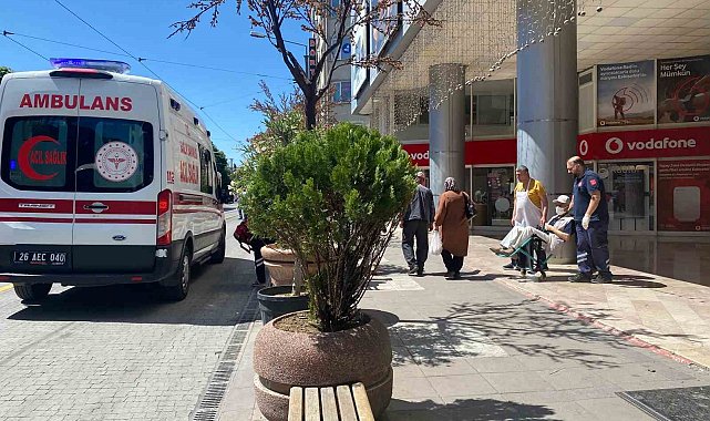 Bir anda yere yığılan vatandaş hastaneye kaldırıldı
