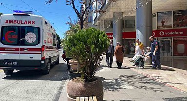 Bir anda yere yığılan vatandaş hastaneye kaldırıldı