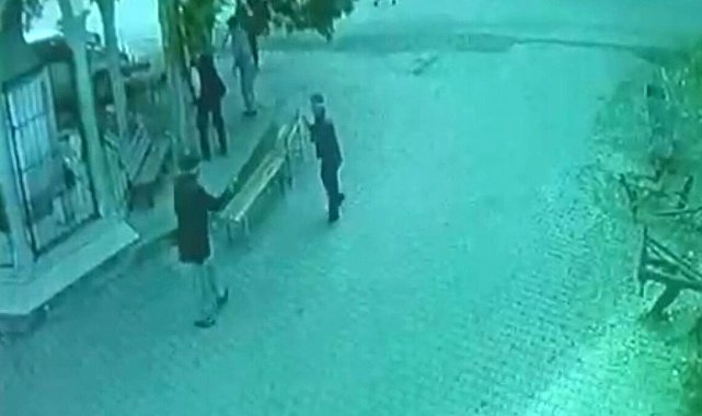 Bir elinde baston diğer elinde silahla köylülere kabusu yaşattı