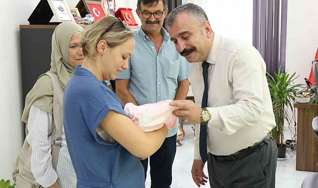 Bir haftalık bebek kurumlara girmeden koruyucu ailesiyle buluştu