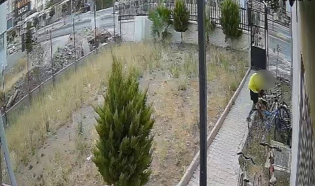 Bisikletlerin parçalarını tek tek söküp götürdüler