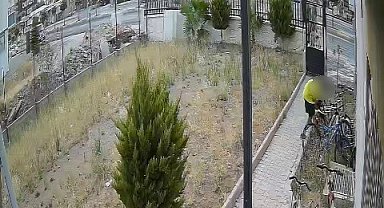 Bisikletlerin parçalarını tek tek söküp götürdüler