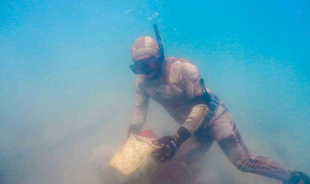 Bodrum'un engin maviliğinde temizlik devam ediyor