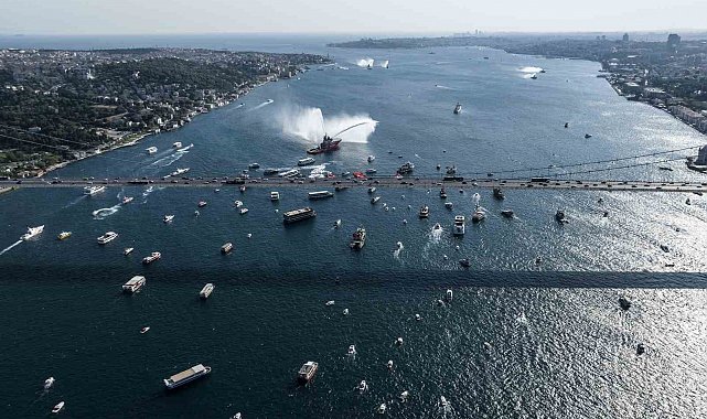 Boğaz'dan 15 Temmuz geçişi: 253 şehidin anısına 253 tekne ve bot boğazı selamladı