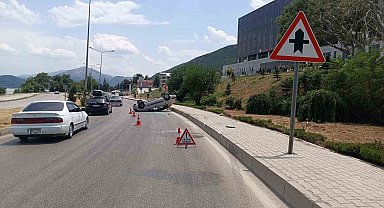 Bordür taşına çarpıp takla attı: 1 yaralı